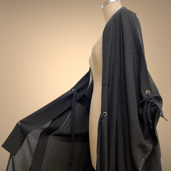 際立つ黒の品格作務衣コート 着物リメイク 羽織 重ね着 アウター 作務衣 撮影 書道家 陶芸 和装コート 黒 N606 4枚目の画像