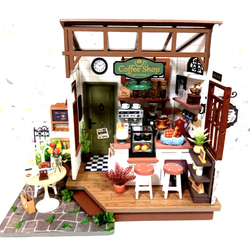 『COFFEE   SHOP』ミニチュアドールハウスの完成品です 1枚目の画像