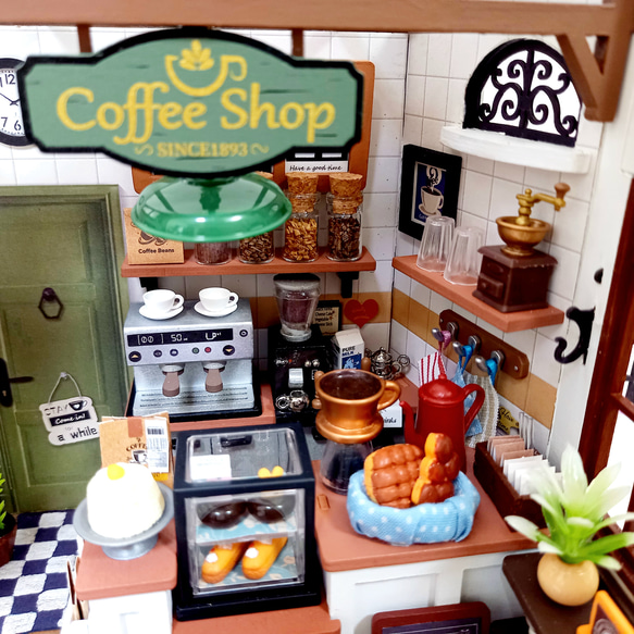 『COFFEE   SHOP』ミニチュアドールハウスの完成品です 3枚目の画像