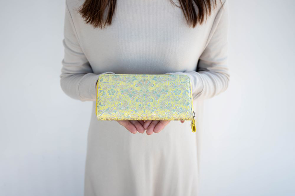 白い手黄色い手　日本の財布はねらわれている　毎日新聞社編