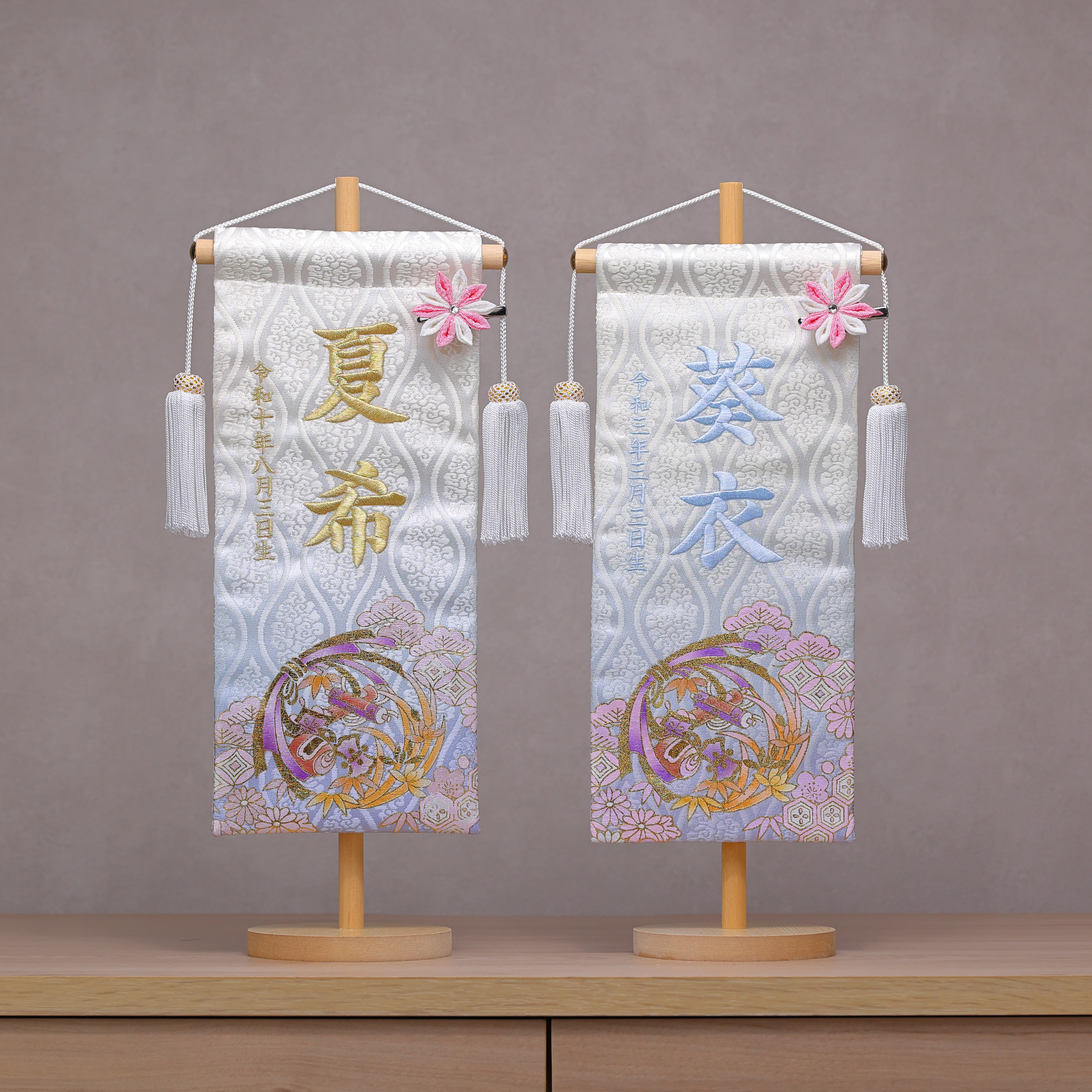 縁起の良い宝尽くし柄♪スカイブルー色♪豪華金蘭お名前旗♪スタンド付き♪　　名前旗　命名書