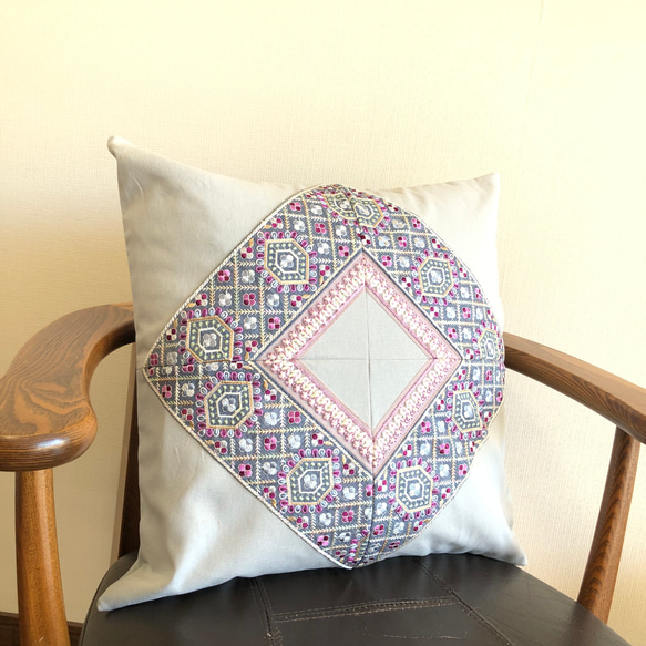 クッションカバーライトグレー系刺繡リボン