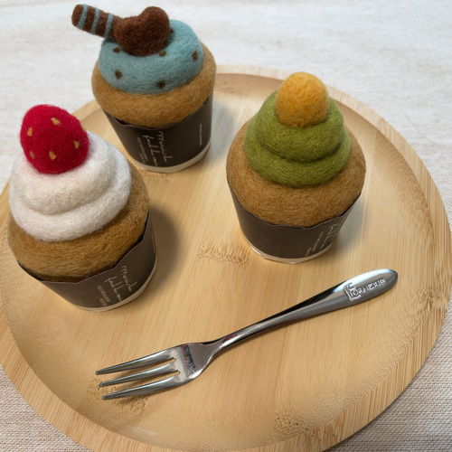 羊毛フェルトのカップケーキピンクッション 羊毛フェルト もちごめ
