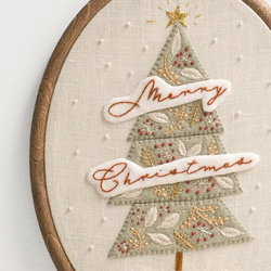 《 受注制作 》我が家のクリスマス ツリー  刺繍タペストリー クリスマス刺繍 クリスマスオーナメント 1枚目の画像