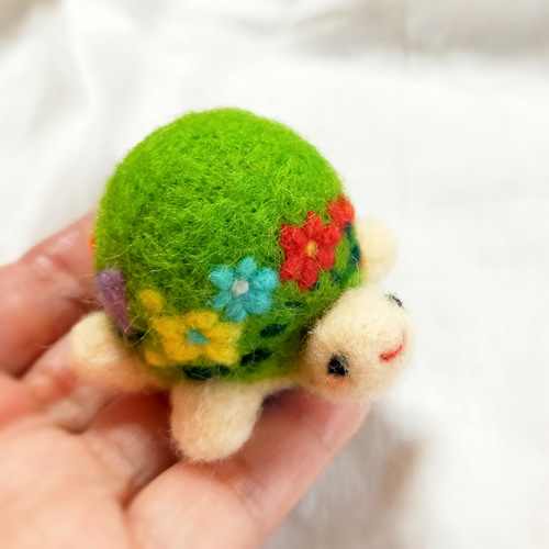 お花畑のかめさん(フレッシュグリーン)羊毛カメのオブジェ・ピン