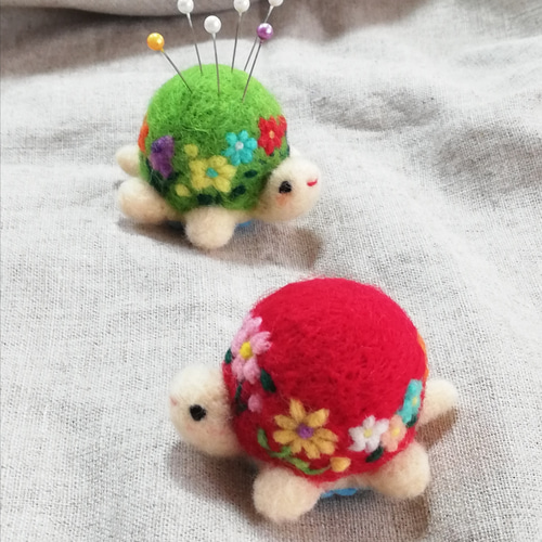 お花畑のかめさん(フレッシュグリーン)羊毛カメのオブジェ・ピン
