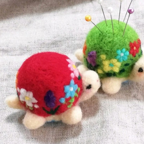 お花畑のかめさん(フレッシュグリーン)羊毛カメのオブジェ・ピン