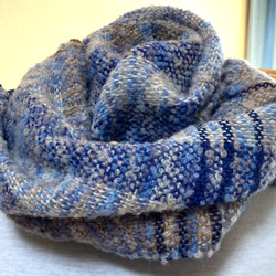 手織り　ふわふわ柔らかマフラー 青とベージュ系 2枚目の画像