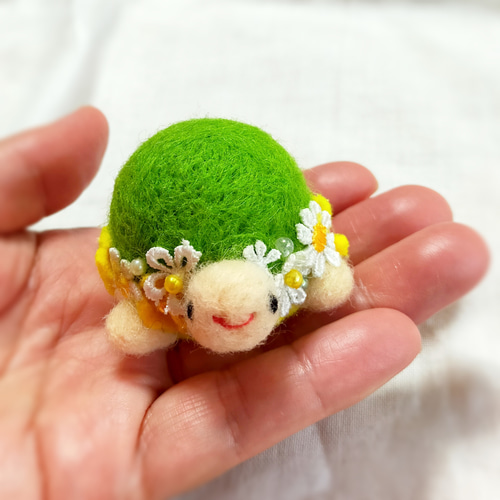 黄色いお花モチーフのかめさん(フレッシュグリーン)羊毛カメのオブジェ