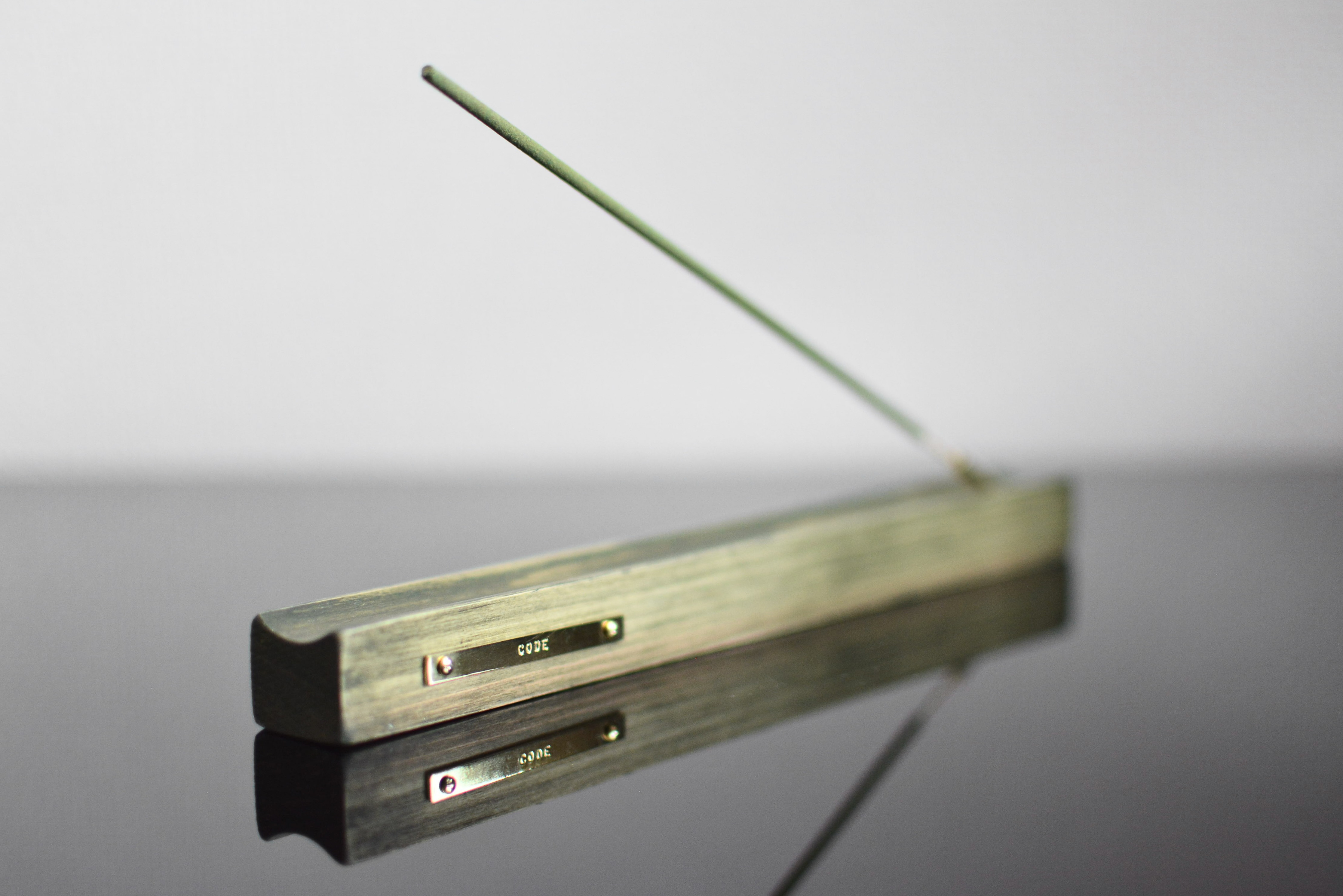 【刻印無料】国産ヒノキと真鍮のお香立て オリーブグリーン｜木製 檜 名入れ 文字入れ セミオーダー 和モダン