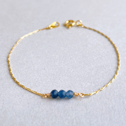小さな天然石サファイアの華奢ブレスレット 重ね付け シンプル 繊細