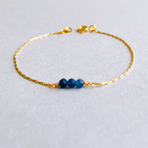 休日限定 小さな天然石サファイアの華奢ブレスレット 重ね付け シンプル アクセサリー