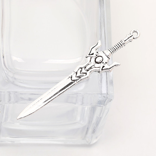剣型シルバーチャーム 楽天市場】28mm×12mm 5個入 メタルチャーム 剣 ダガー シルバー