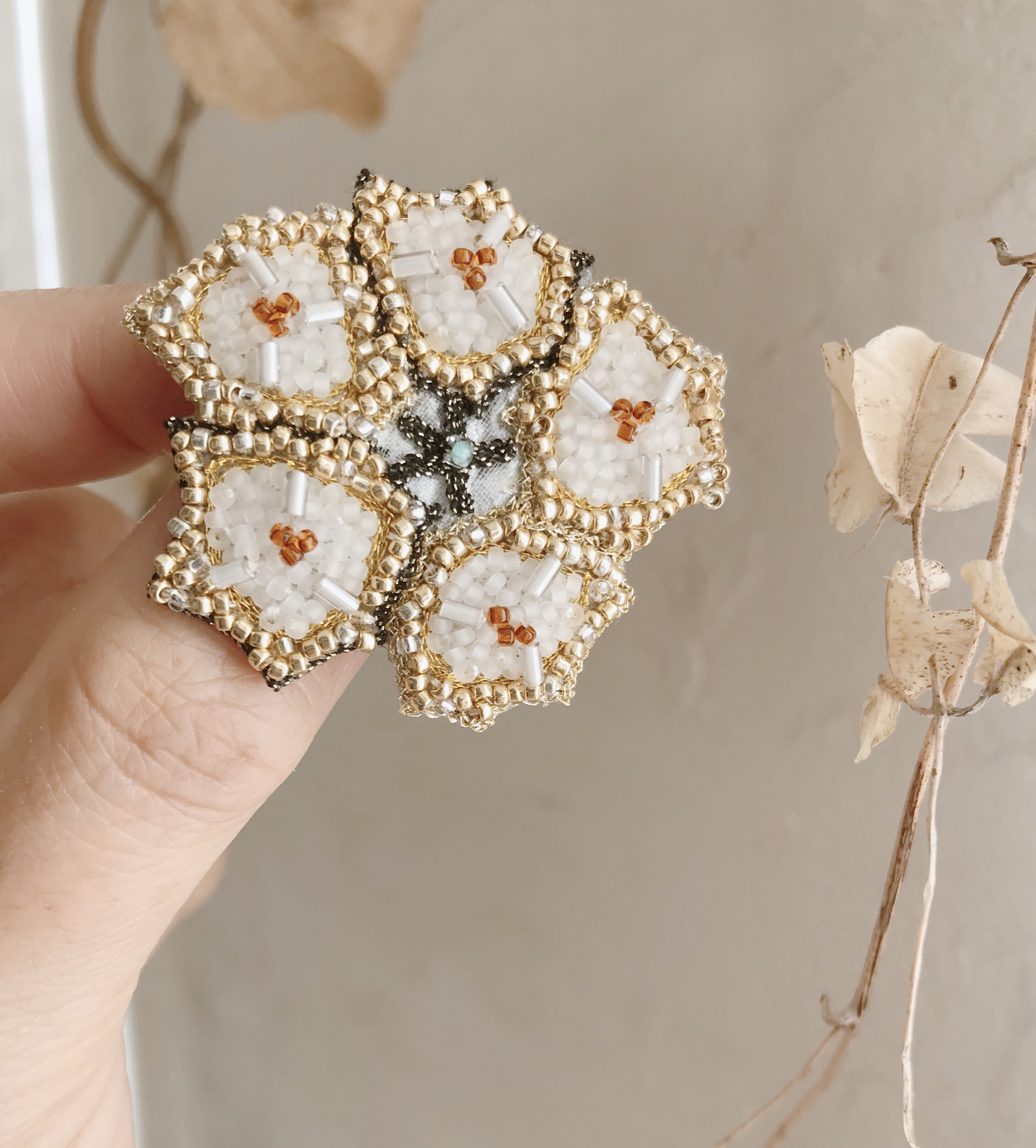 オートクチュールビーズ刺繍ブローチ　木の実(ユーカリの種)