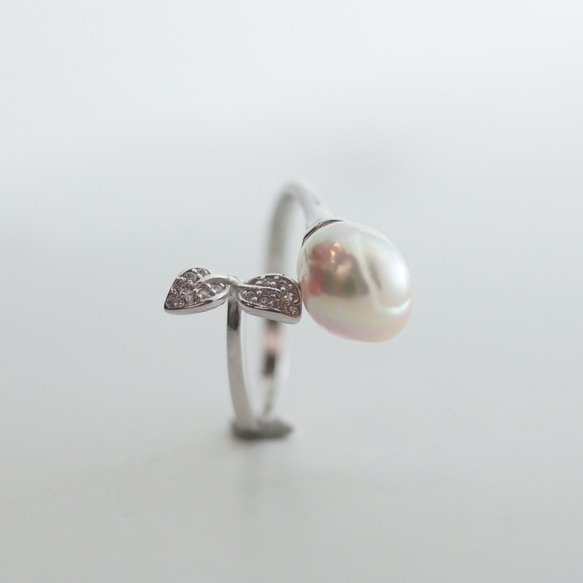 花のつぼみ に見立てた アコヤ真珠 の バロックパール 一粒 フォークリング s925 金属アレルギー対応 1枚目の画像
