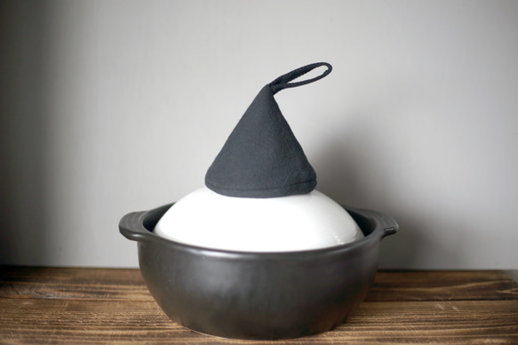 真っ黒な三角鍋つかみ　大サイズ　リネン　麻　ユニセックス　ブラック　キッチン雑貨　シンプル 1枚目の画像