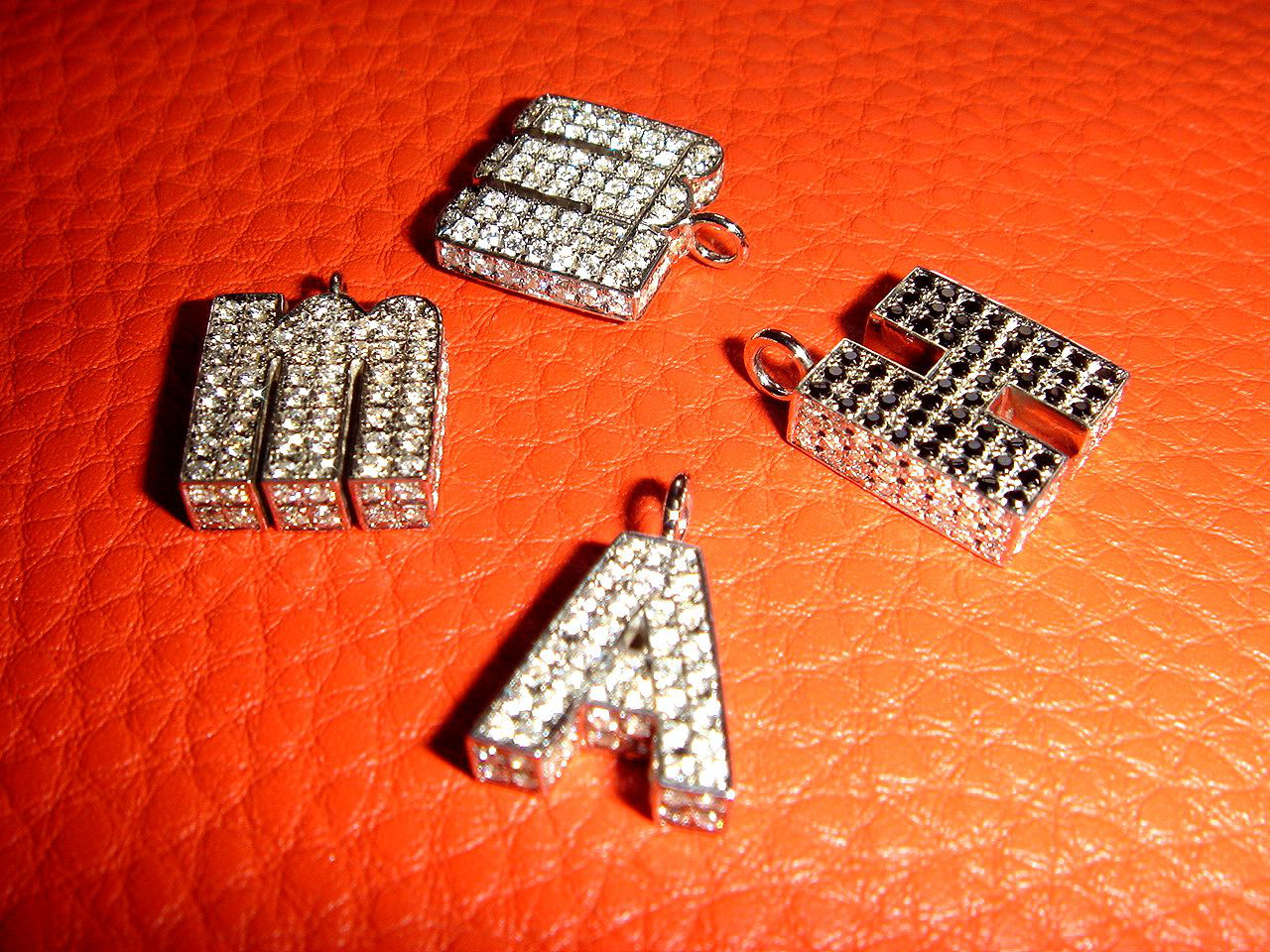 ★[注文制作] 豪華なイニシャルネックレス。マイクロセッティングされたジュエリーです。 シルバー