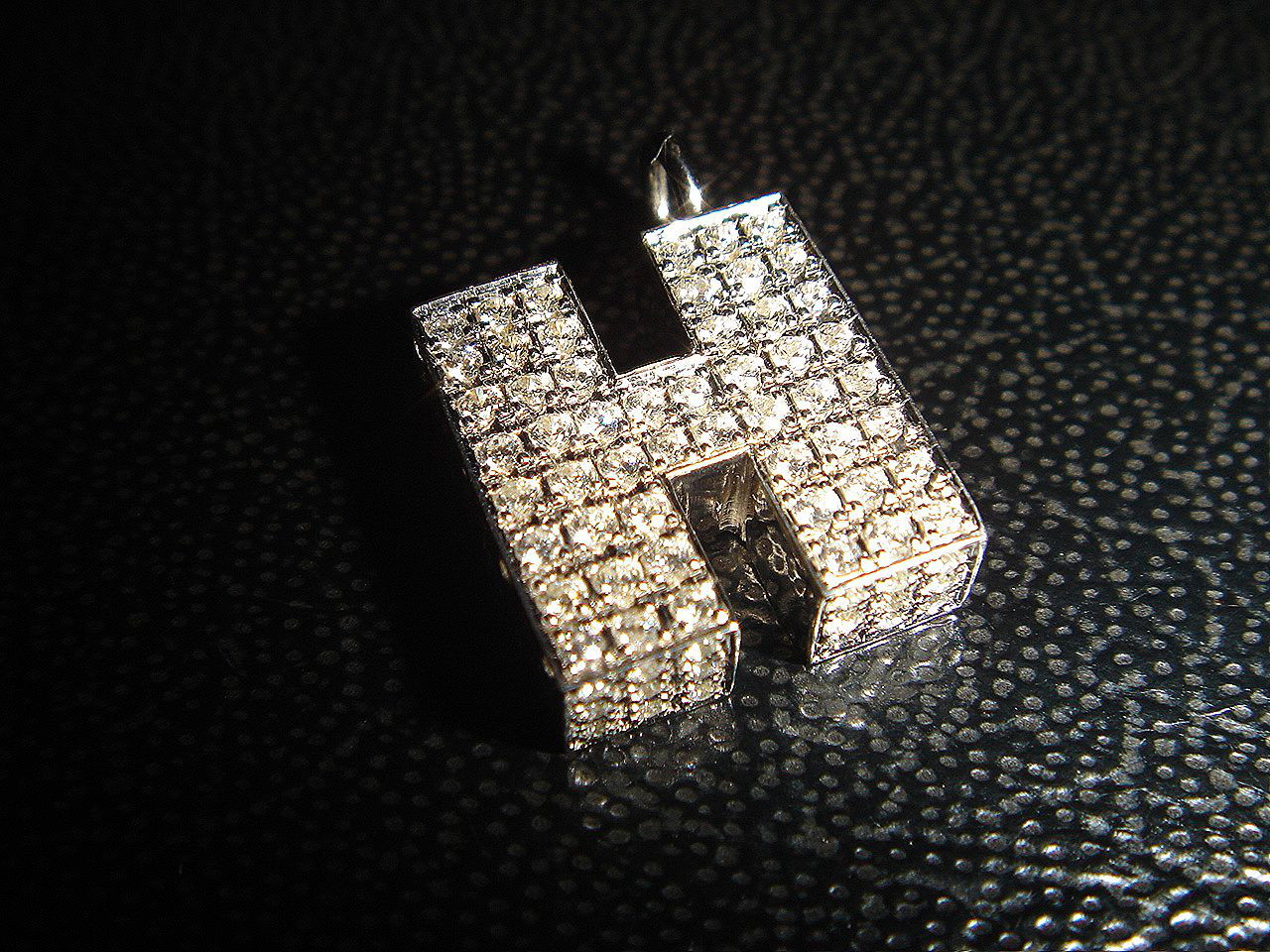 ★[注文制作] 豪華なイニシャルネックレス。マイクロセッティングされたジュエリーです。 シルバー