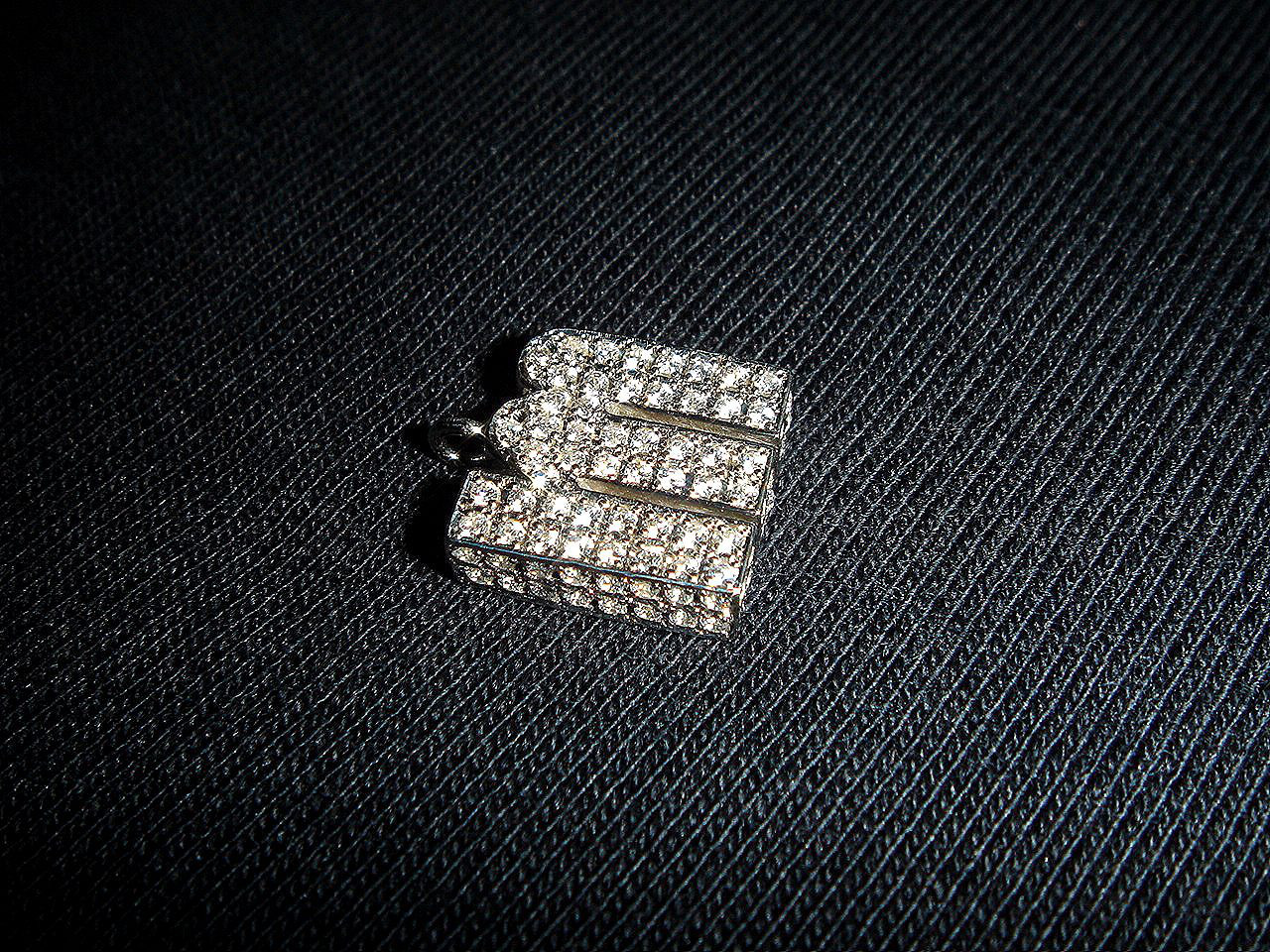 ★[注文制作] 豪華なイニシャルネックレス。マイクロセッティングされたジュエリーです。 シルバー