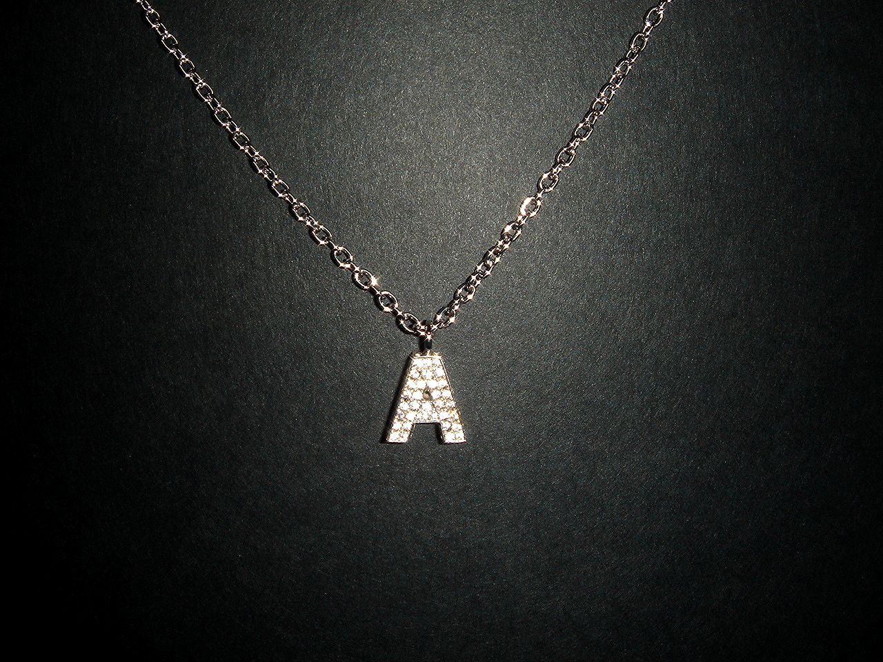 ★[注文制作] 豪華なイニシャルネックレス。マイクロセッティングされたジュエリーです。 シルバー