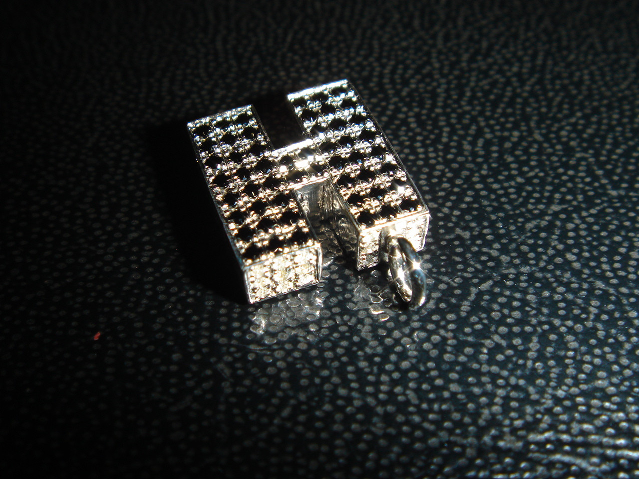 ★[注文制作] 豪華なイニシャルネックレス。マイクロセッティングされたジュエリーです。 シルバー