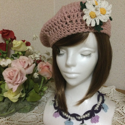 くすみピンクのベレー帽  マーガレットのコサージュ付き 1枚目の画像
