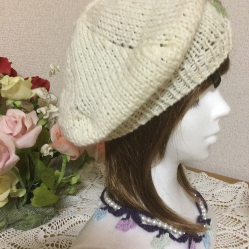 【新品未着用】　お花の刺繍のベレー帽（white） お花の刺繍の白のベレー帽 ベレー帽・ハンチング Marriagebebe