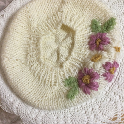 お花の刺繍の白のベレー帽 5枚目の画像