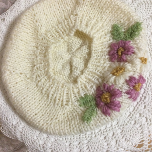 【新品未着用】　お花の刺繍のベレー帽（white） お花の刺繍の白のベレー帽 ベレー帽・ハンチング Marriagebebe