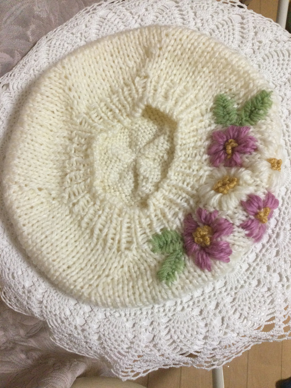 お花の刺繍の白のベレー帽 5枚目の画像