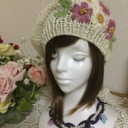 お花の刺繍の白のベレー帽 1枚目の画像