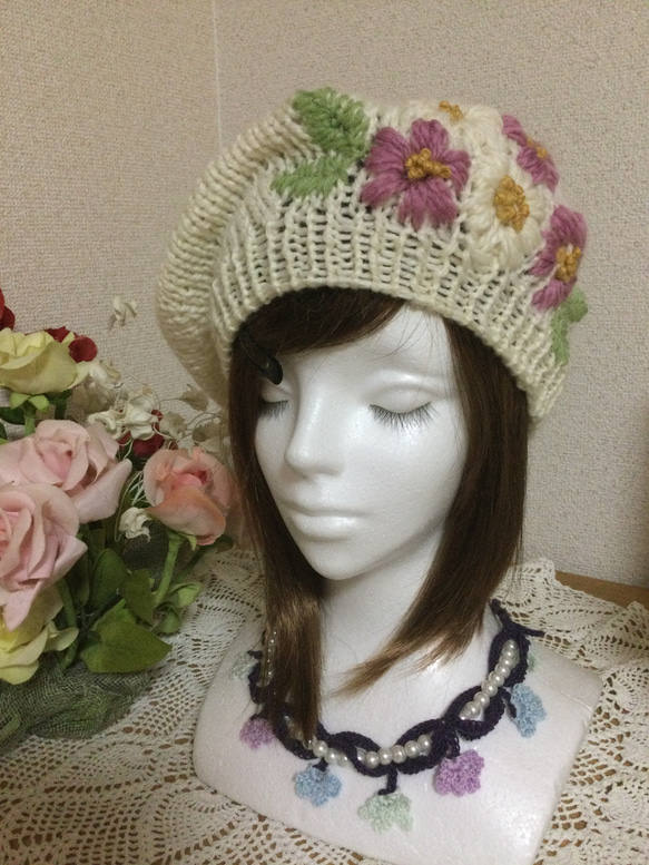 【新品未着用】　お花の刺繍のベレー帽（white） お花の刺繍の白のベレー帽 ベレー帽・ハンチング Marriagebebe