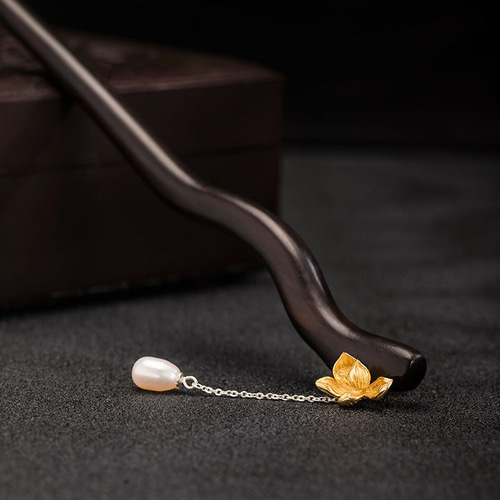 黒檀の蓮の花のかんざし：和装・洋装に合わせられる高級感のある  