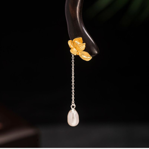 黒檀の蓮の花のかんざし：和装・洋装に合わせられる高級感のある  