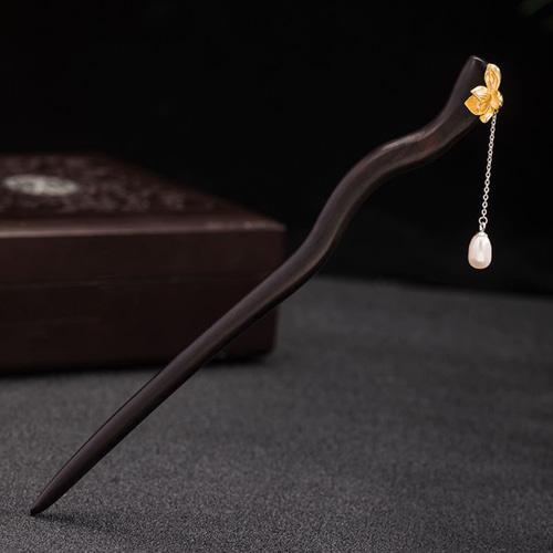 黒檀の蓮の花のかんざし：和装・洋装に合わせられる高級感のある  