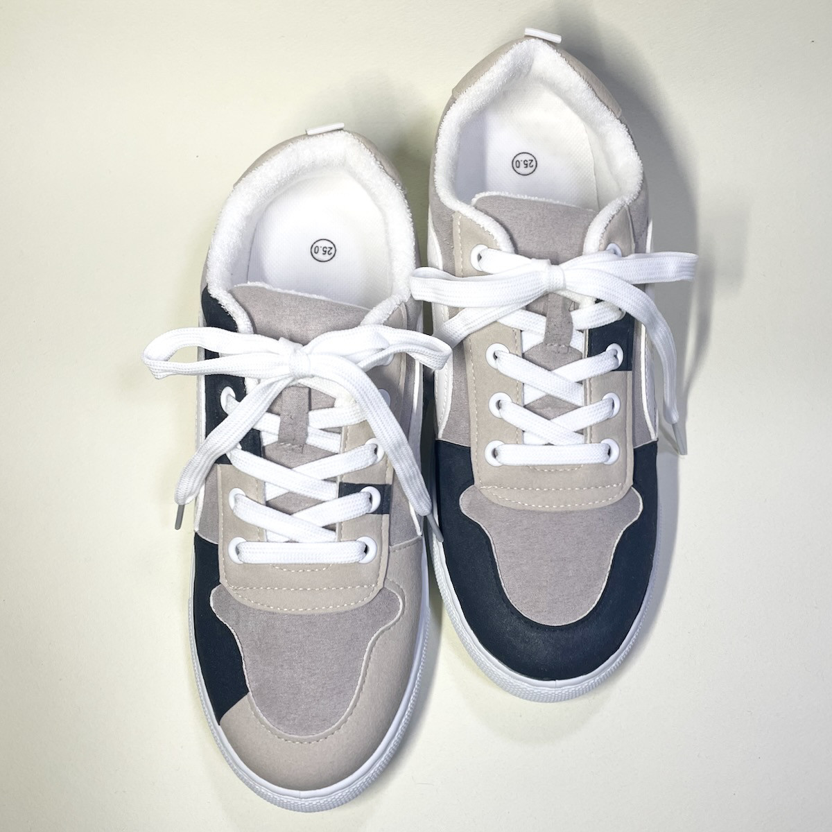 お洒落なアシンメトリートリコロールスニーカー (ライトグレーxホワイトxブラック) 22.5cm〜25.0cm