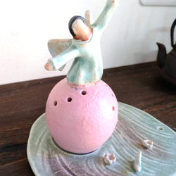 香炉　「天使の玉乗り」　フレグランス 陶人形　置物　プレゼント 2枚目の画像