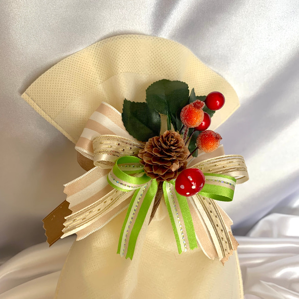クリスマスプレゼントに木の実付きリボンと不織布のラッピング袋 4枚目の画像