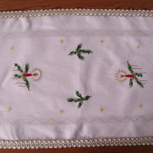 ドイツのクリスマス☆西洋唐檜や赤いキャンドルに灯がともる手刺繍