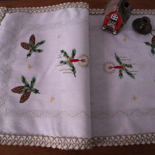 ドイツのクリスマス☆西洋唐檜や赤いキャンドルに灯がともる手刺繍