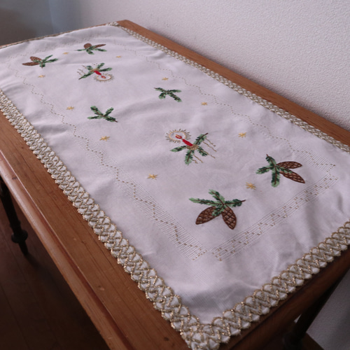 ドイツのクリスマス☆西洋唐檜や赤いキャンドルに灯がともる手刺繍