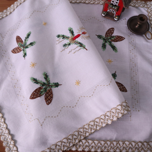 ドイツのクリスマス☆西洋唐檜や赤いキャンドルに灯がともる手刺繍