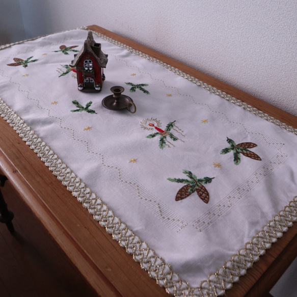 ドイツのクリスマス☆西洋唐檜や赤いキャンドルに灯がともる手刺繍