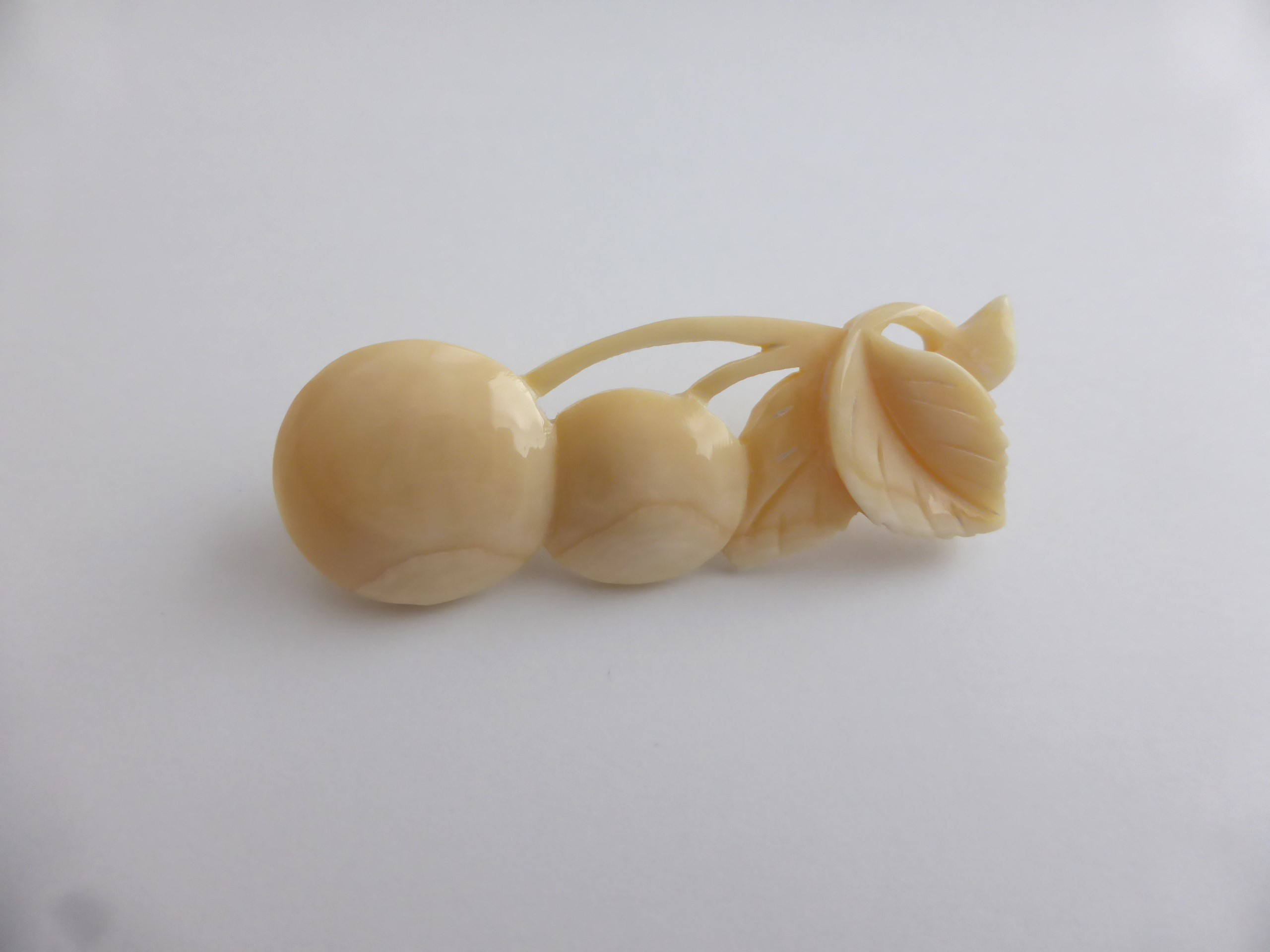 【vintage】鯨歯　ブローチと素材まとめ売り　ハンドメイドに！ vintage】鯨歯 ブローチと素材まとめ売り ハンドメイドに！