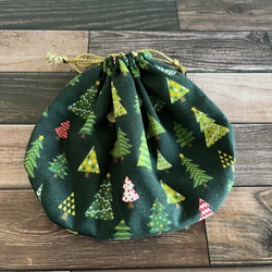 クリスマスにぴったり♪まるいシルエットの巾着袋♫ツリー緑 1枚目の画像