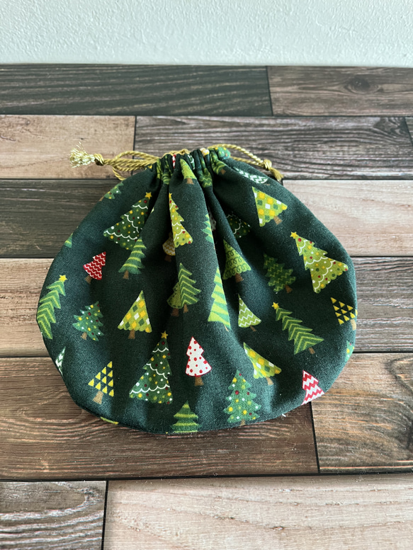クリスマスにぴったり♪まるいシルエットの巾着袋♫ツリー緑 1枚目の画像