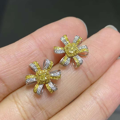 花モチーフ イエローダイヤモンドピアスk18 ピアス（スタッド・一粒 