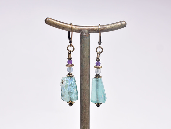蘇打藍鍍銀羅馬玻璃、海藍寶石和紫水晶耳環 第8張的照片