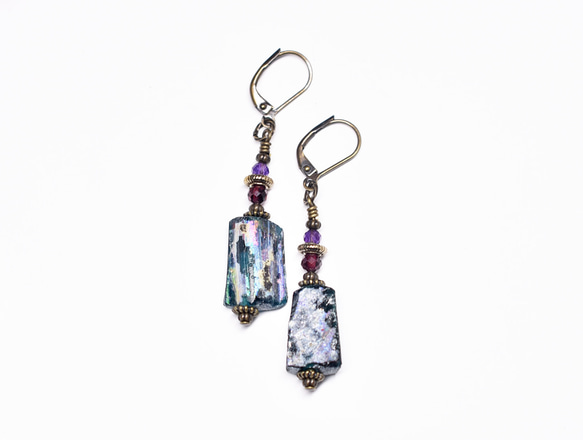 藍綠色鍍銀羅馬玻璃、石榴石和紫水晶耳環 第5張的照片