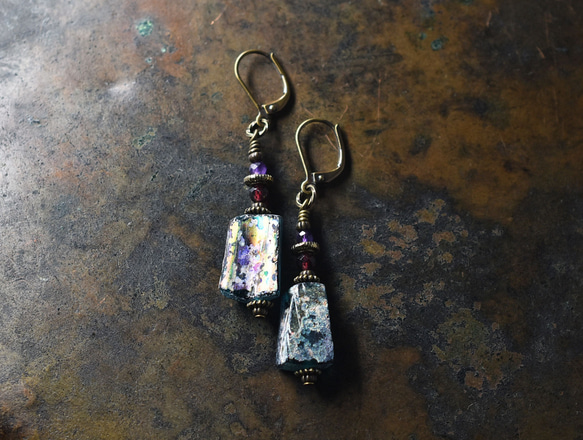 藍綠色鍍銀羅馬玻璃、石榴石和紫水晶耳環 第2張的照片